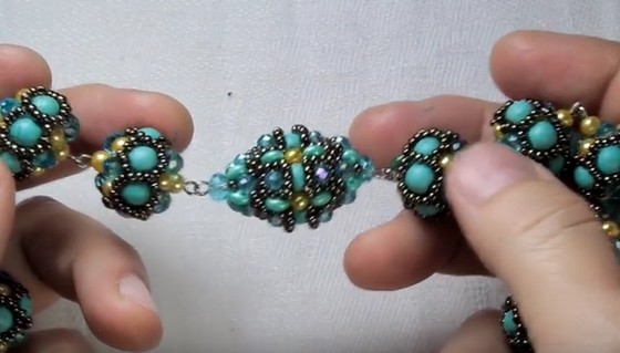 Длинная бусина из бисера.