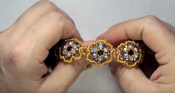 Браслет из бисера со стразами.
