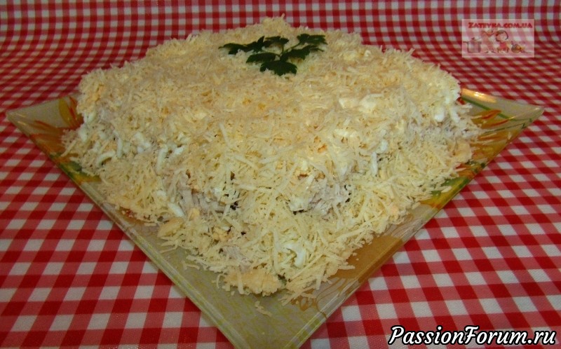 Слоеный салат с курицей, грибами и картофелем