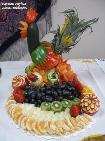 Украшаем блюда петушками.
