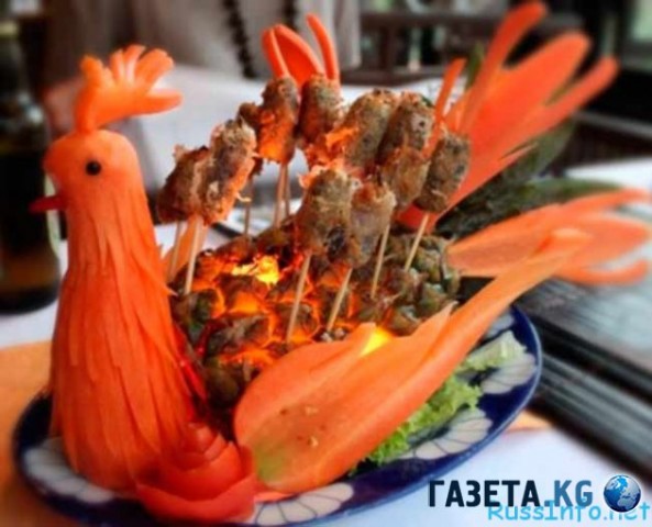Украшаем блюда петушками.