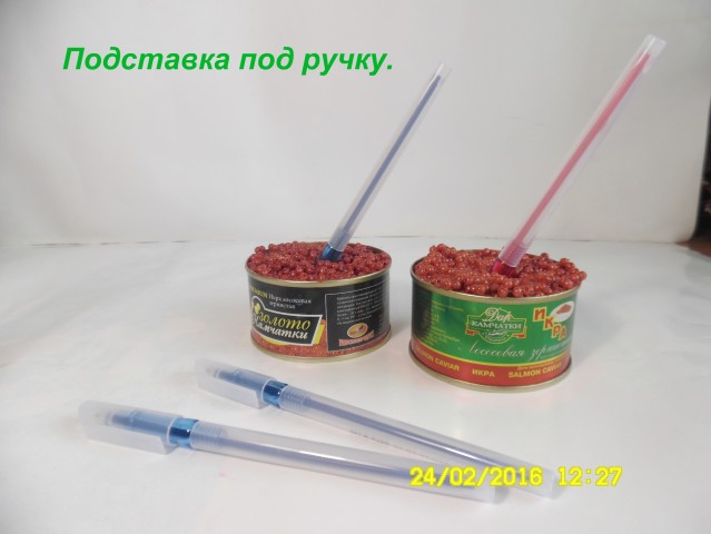 Красная икра на столе и подставки из дисков.