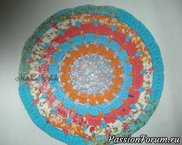 Веселый коврик из старых футболок