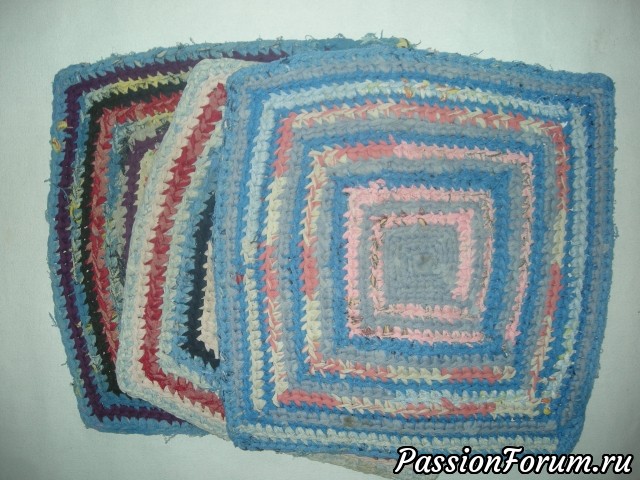 Веселый коврик из старых футболок
