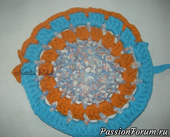 Веселый коврик из старых футболок