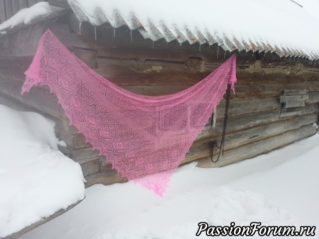 Три шали на чистом снегу