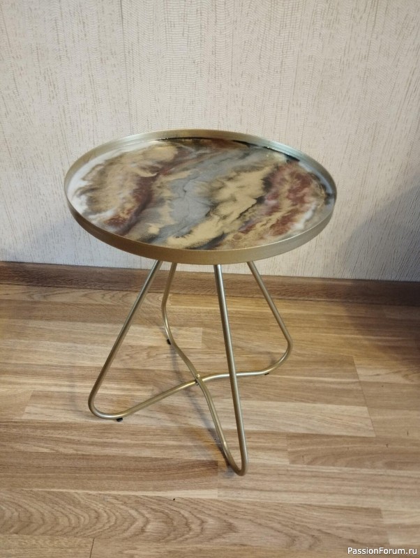 Столик, залитый эпоксидной смолой