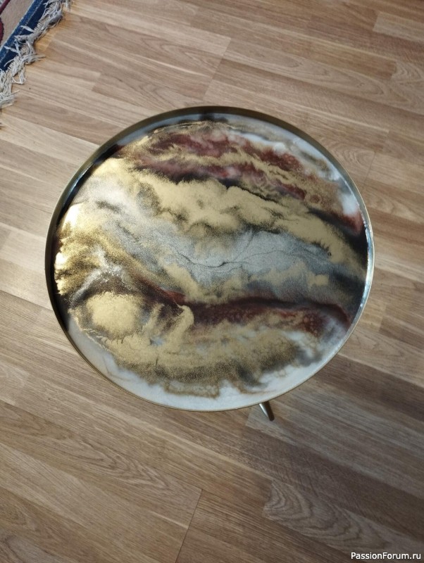 Столик, залитый эпоксидной смолой