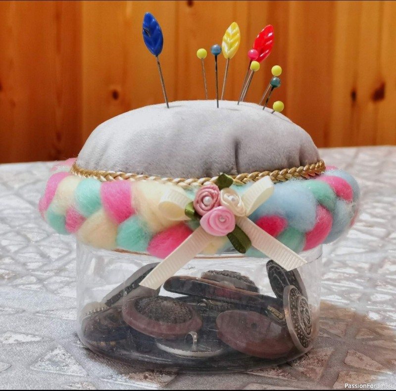 Игольница с декором из кукольных волос!)