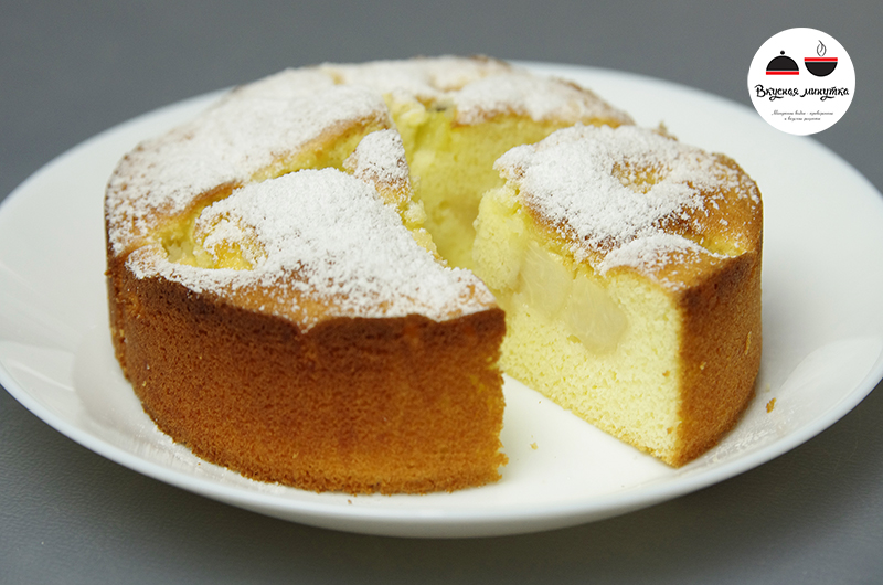 Нежный бисквитный пирог с персиками и киви
