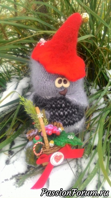 Совёнок с корзиной игрушка вязаная