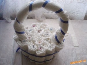 Корзина из памперсов-подарок новорожденному. МК