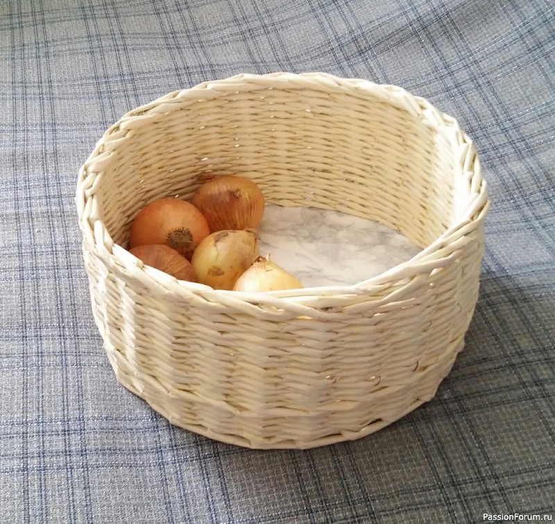 Круглый коробок из гузетных трубочек для лука
