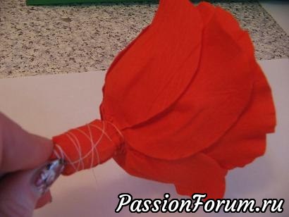Алая роза из гофрированной бумаги.
