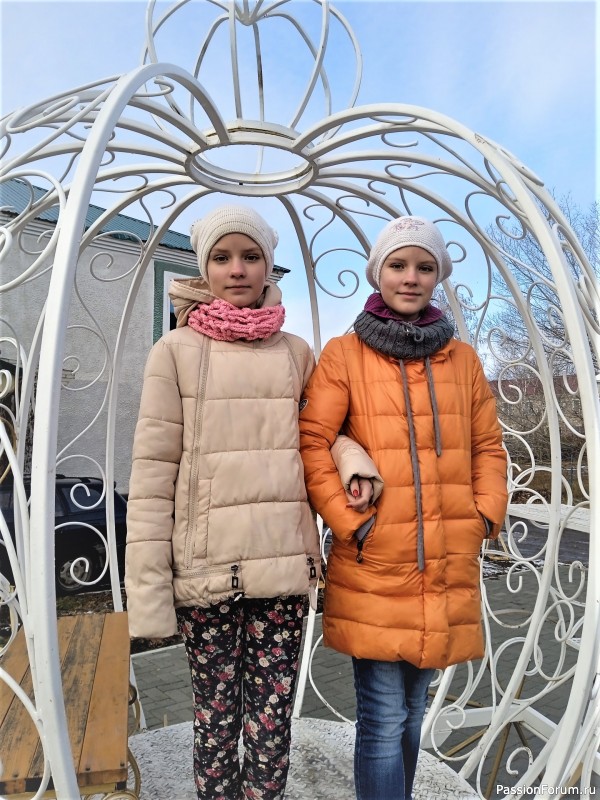 Красные, в горошек, мягкие, прохладные, Не дают покоя, ленточки нарядные... (На выставке в галерее)