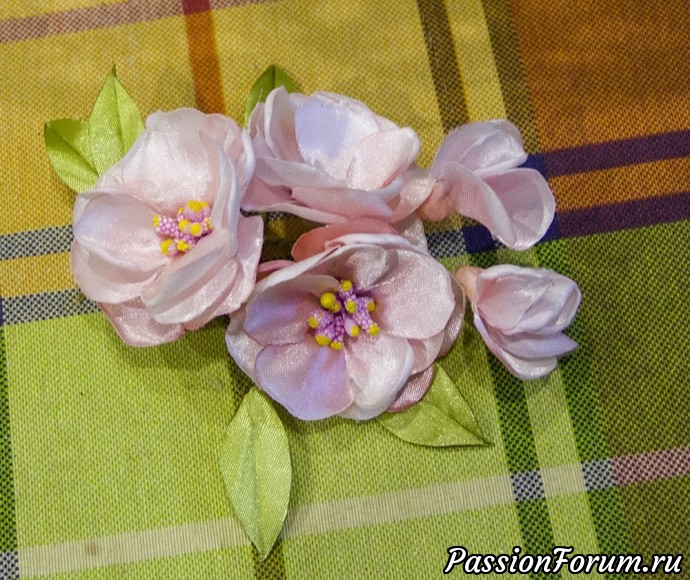 Ажурная шляпка связана из атласных лент.