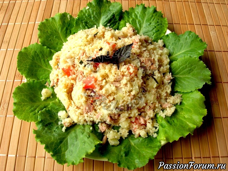 Салат из кус-куса с тунцом и овощами