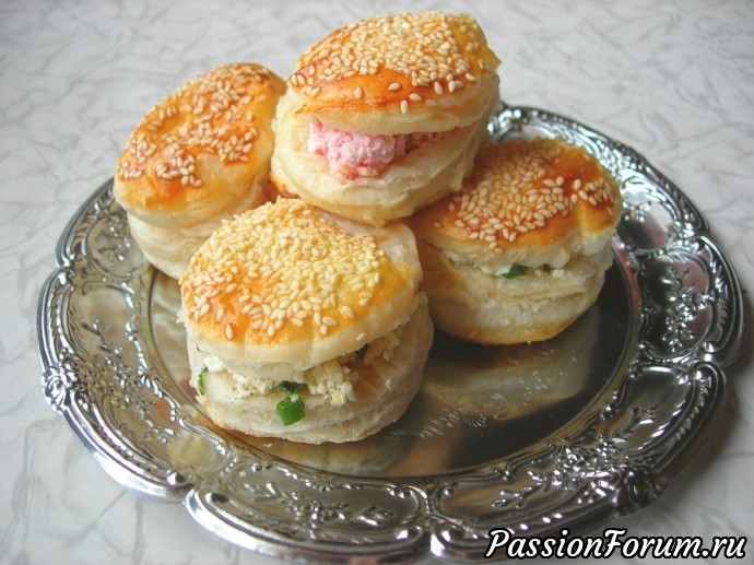 Булочки из слоеного теста с кунжутом и начинкой из творога