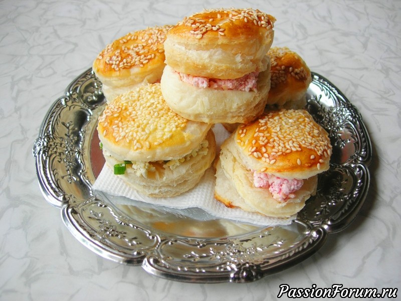 Булочки из слоеного теста с кунжутом и начинкой из творога