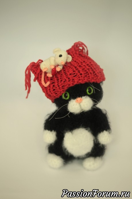 Черный котик с мышкой