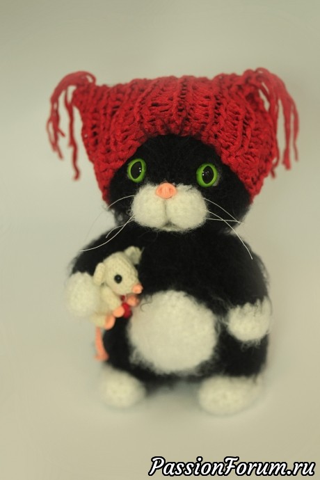 Черный котик с мышкой