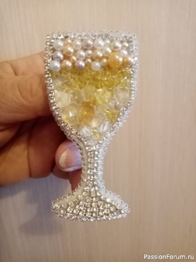 Брошь из бисера фужер шампанского