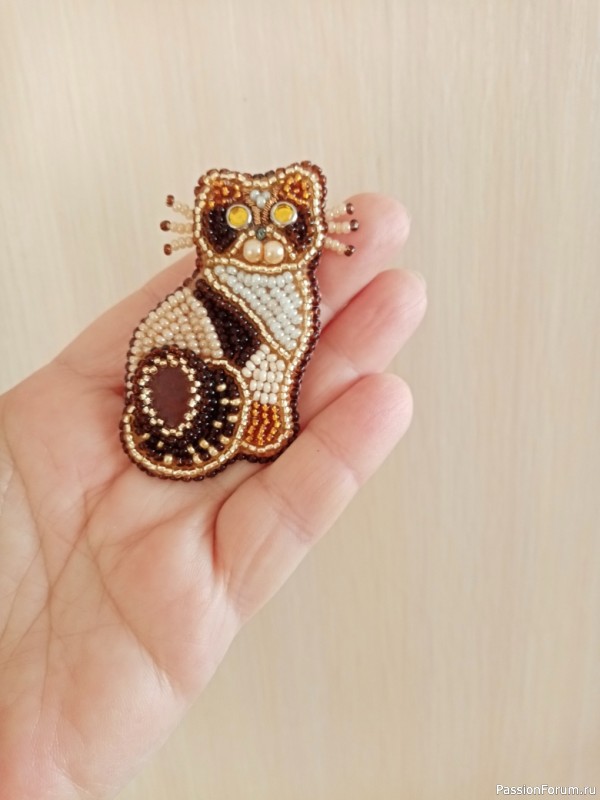 Кошечка. Брошь из бисера