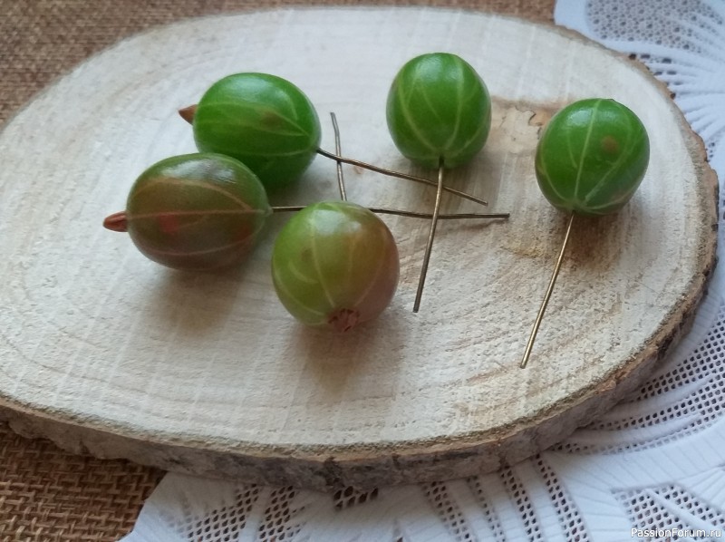 Ягодки крыжовника из полимерной глины