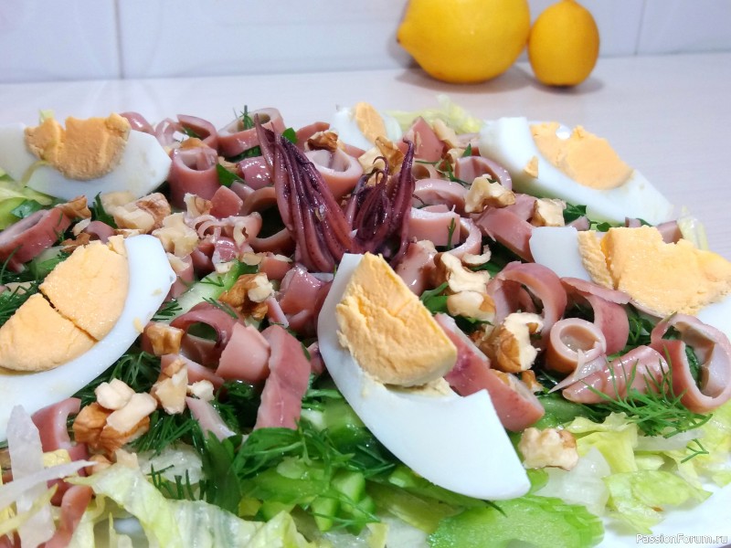 Вкусный салат с кальмарами и овощами без майонеза.