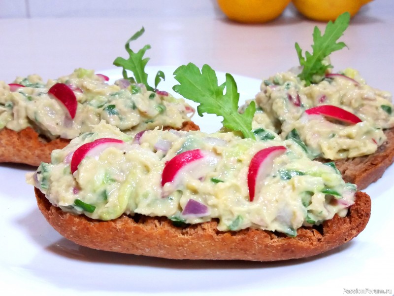 Вкусная намазка на хлеб из тунца,авокадо и овощей на завтрак,перекус.Рецепт закуски.