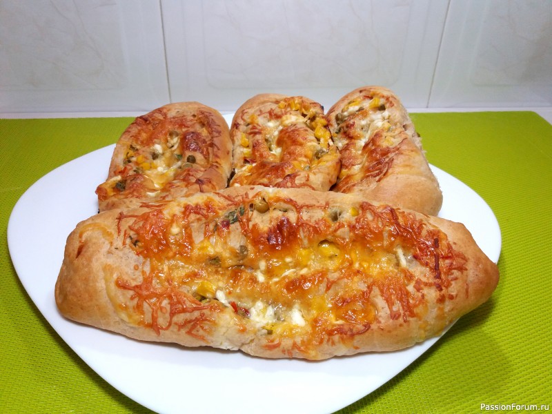 Вкусные,мягкие булочки с кукурузой,горошком и сыром.
