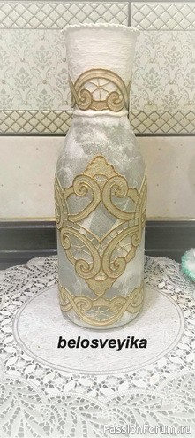 Декорирование бутылочки ажурной салфеткой.
