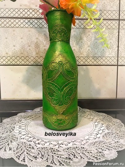 Декорирование бутылочки ажурной салфеткой.