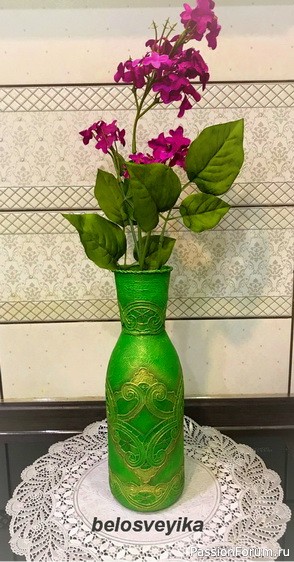 Декорирование бутылочки ажурной салфеткой.