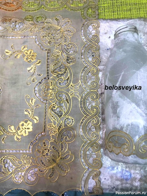 Декорирование бутылочки ажурной салфеткой.