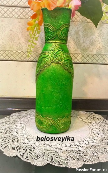 Декорирование бутылочки ажурной салфеткой.