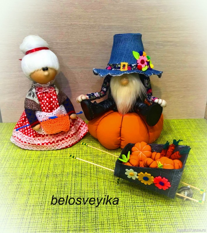 Бабушка рядышком с дедушкой....