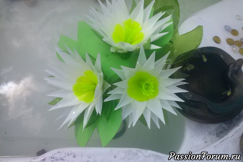 Лилии из пластиковых бутылок