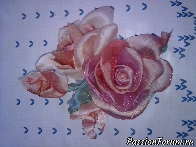 Розы из органзы, цветы на шляпы. Немного бус