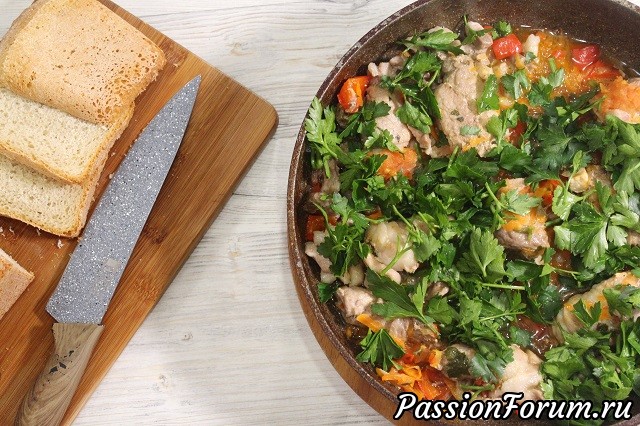 Мясные рулетики с овощами на сковороде