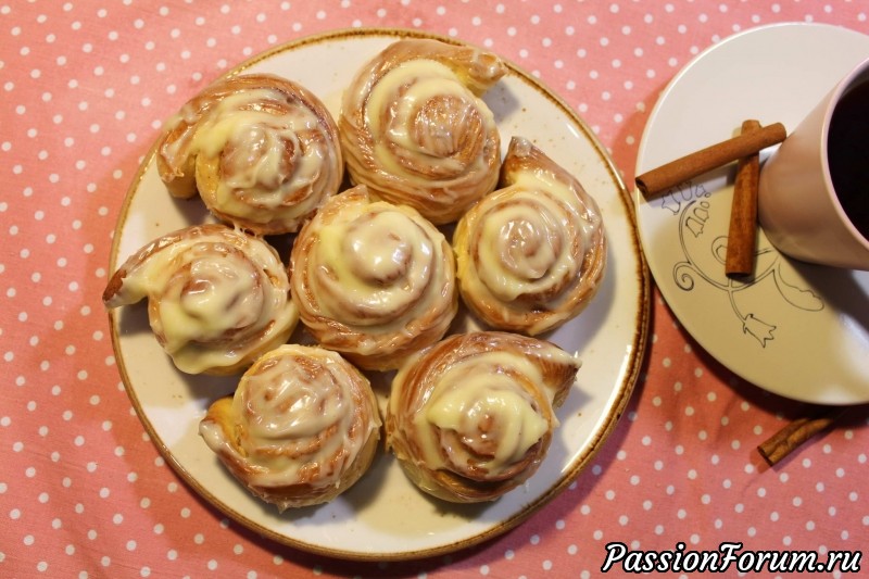 Домашние синнабоны (булочки с корицей и глазурью)