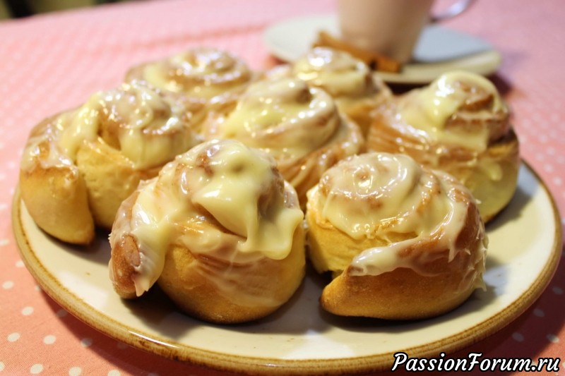 Домашние синнабоны (булочки с корицей и глазурью)