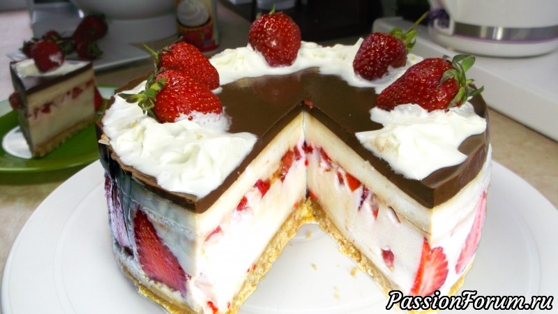 Клубничные рецепты: Торт без выпечки с Клубникой и бананами