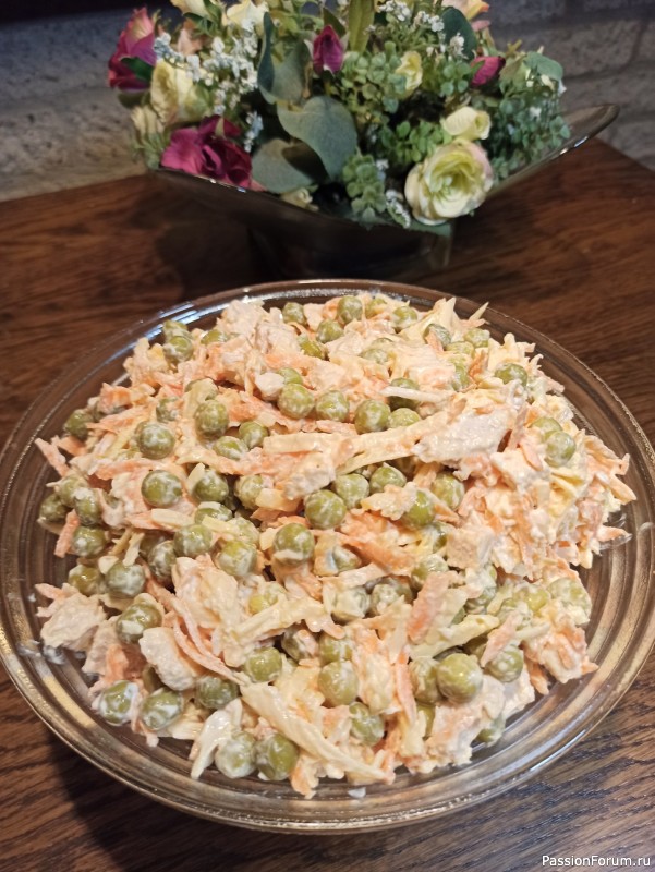 Салат с курицей ,морковью и горошком