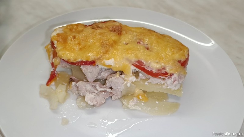 Простая и вкусная запеканка с индейкой , картошкой и овощами.