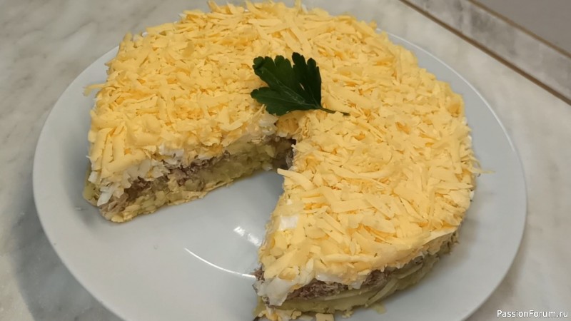 Салат с рыбными консервами