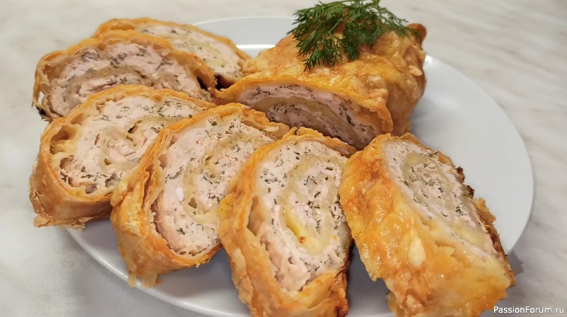 Хоть на праздник, хоть на каждый день! Рулет из лаваша с фаршем и сыром
