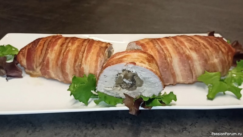 Аппетитный куриный рулет с грибами в беконе