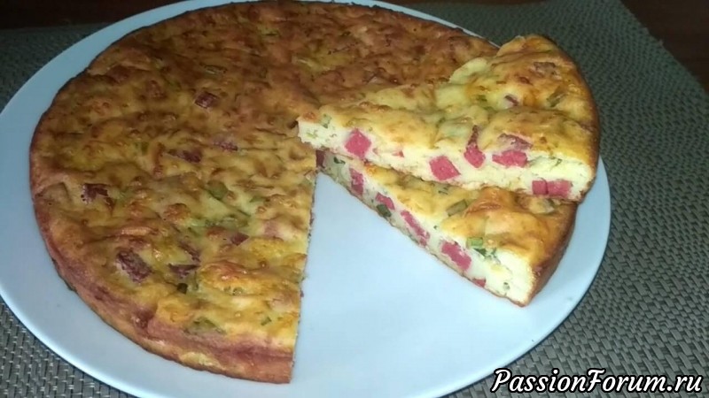 Быстрый пирог с колбасой и сыром