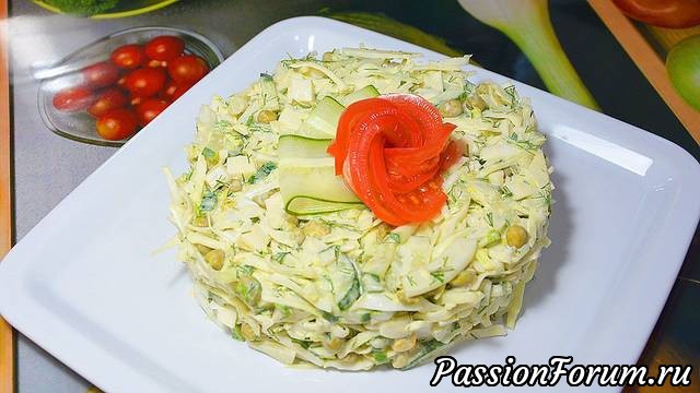 Салат с капустой, яйцом, огурцом и зелёным горошком. Пошаговый рецепт вкусного и быстрого салата